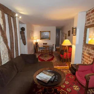 Very French Two Bedroom In The Heart Of Apartamento París